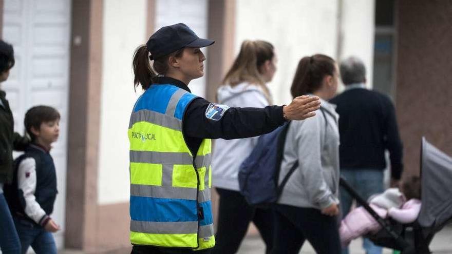 Una cadete de la Agasp realiza prácticas en el casco urbano estradense. // Bernabé