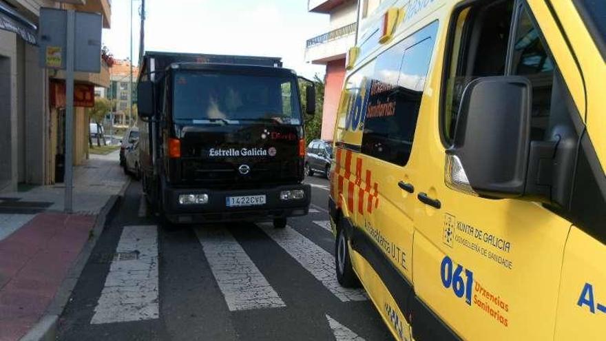 Una ambulancia golpea a un camión que estaba parado