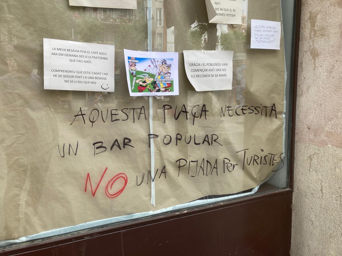Carteles sobre el cierre del Bar Versalles
