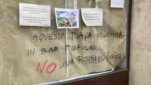 Carteles sobre el cierre del Bar Versalles