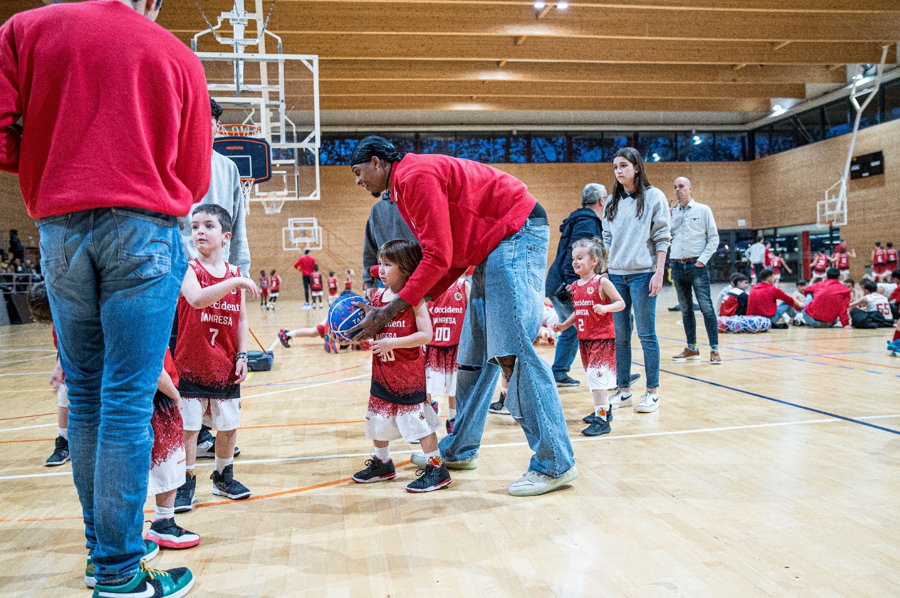 Imatges de la Festa de Nadal de la base del Bàsquet Manresa amb els jugadors del primer equip