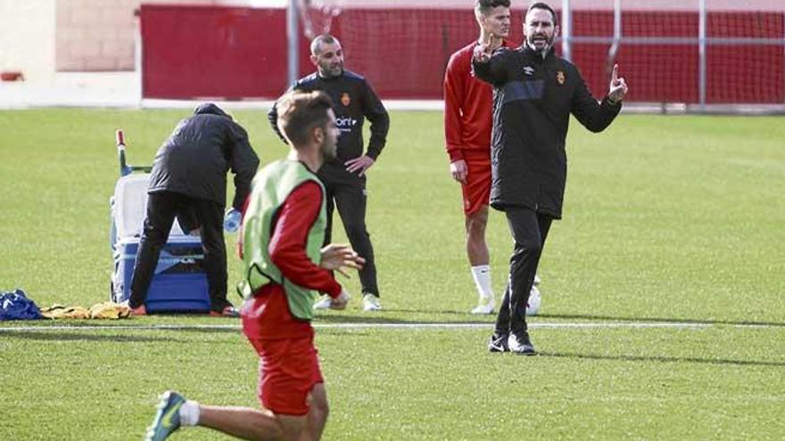 Vicente Moreno da instrucciones a sus jugadores durante el entrenamiento del martes en Son Bibiloni.