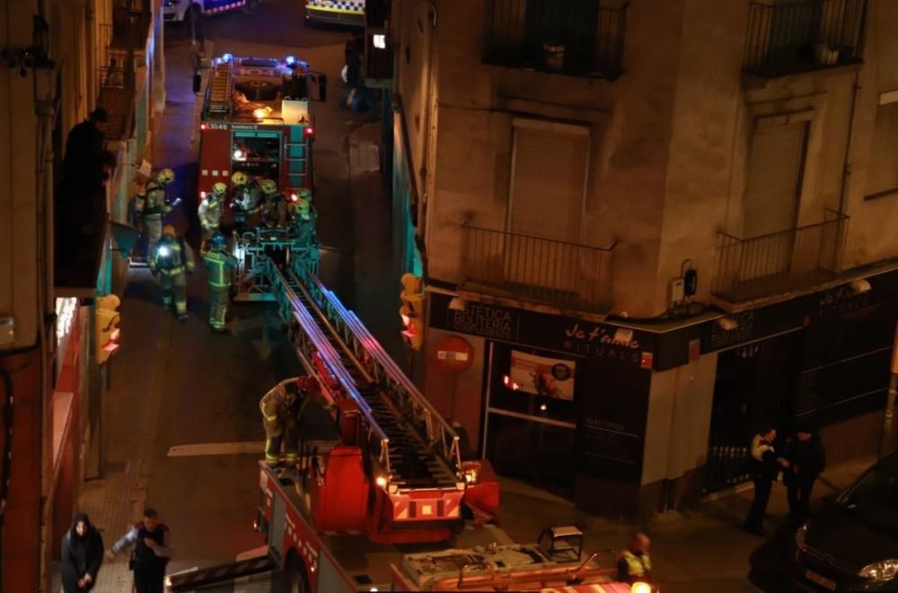 Imatges dels Bombers treballant al carrer Puigterrà de Dalt.