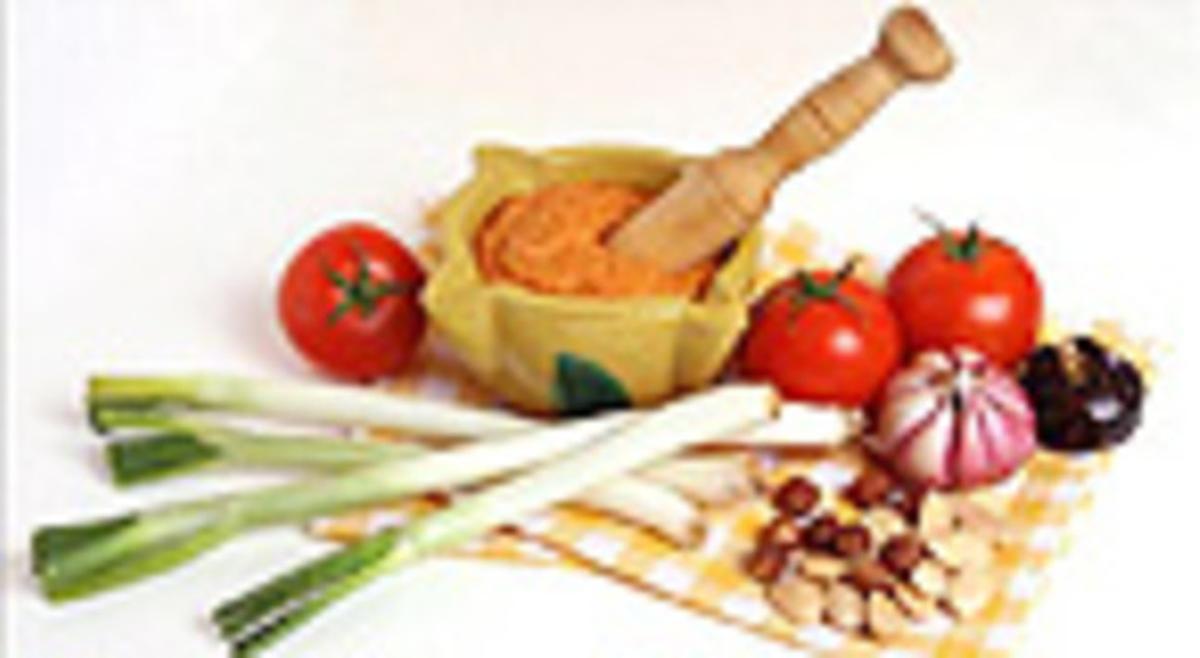 Un calçot, la salsa i els ingredients per preparar-la. Un calçot, la salsa i els ingredients per preparar-la.