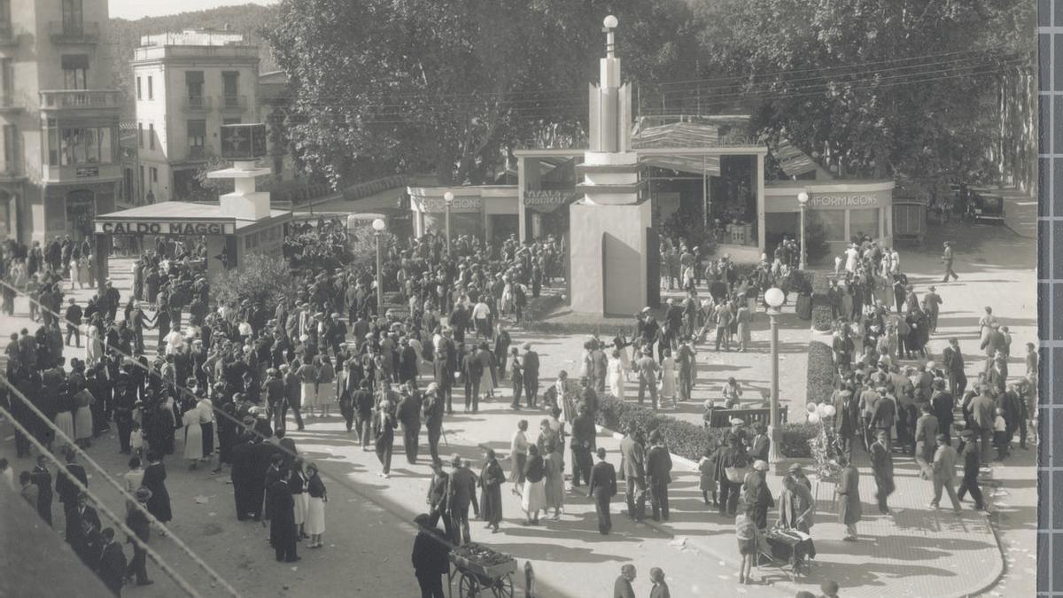 Estands comercials a l’avinguda Ramon Folch el 1932