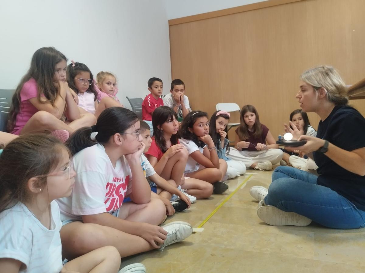 El taller "Misión Eclipse" en el Centro Cultural "Juan Velarde" de Salas, en imágenes