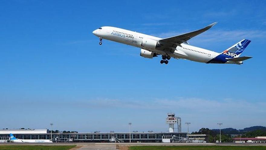 El gigantesco Airbus 350-900 realizando pruebas de aterrizaje y despegue en el aeropuerto de Vigo. // Alberto Blanco