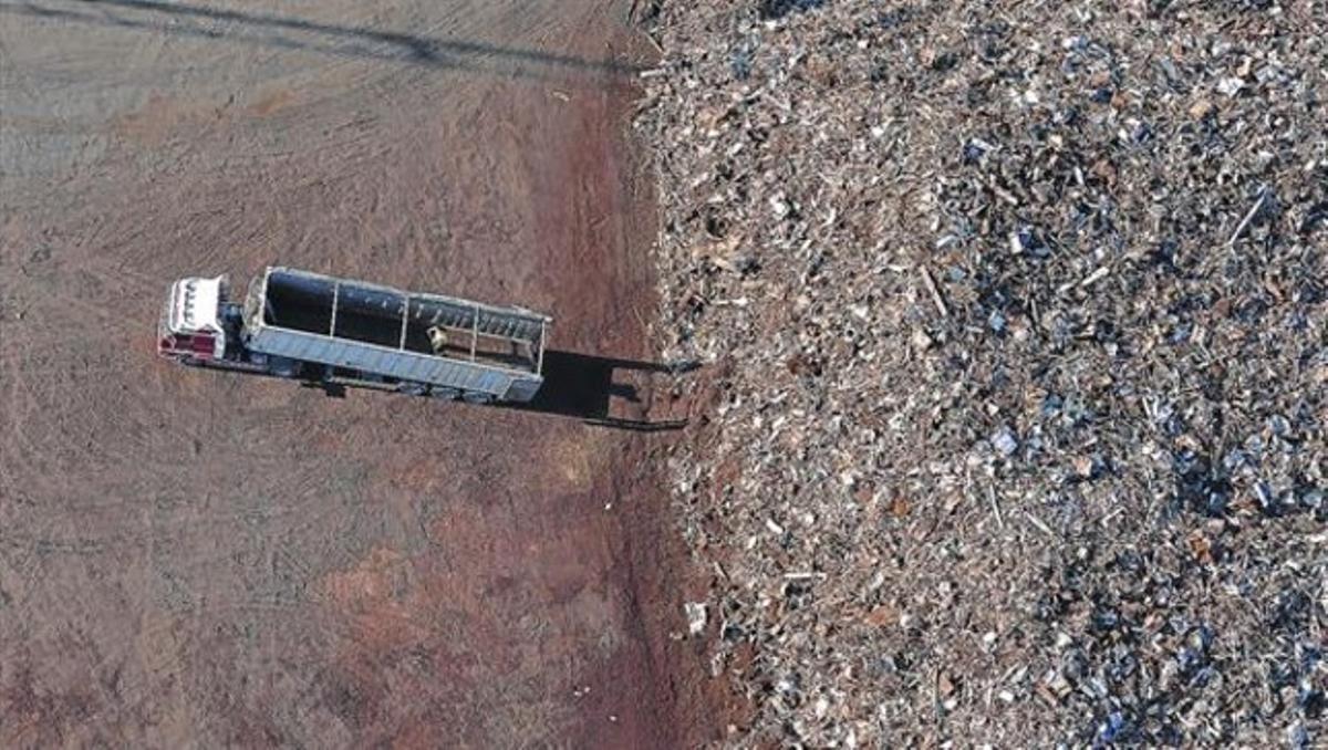 Un camió abandona un abocador de ferralla a Catalunya tras deixar-hi els residus.