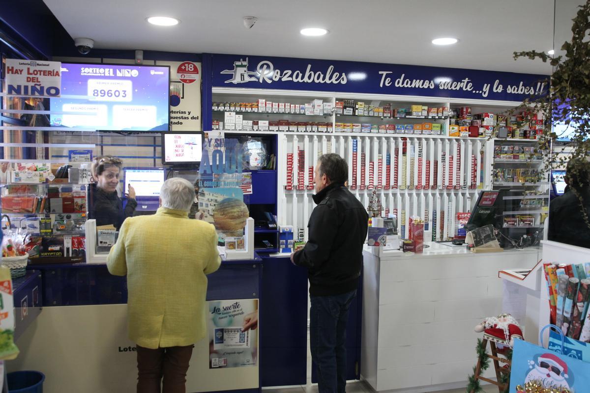 Clientes en el estanco de Rozabales.