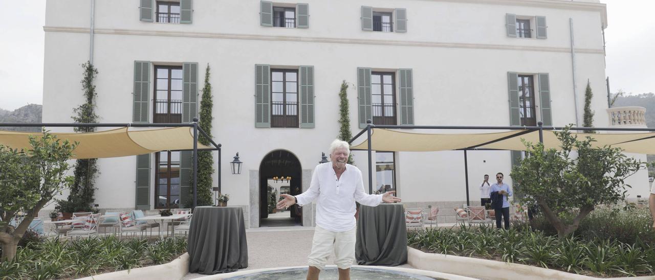 Richard Branson celebra la inauguración de su hotel en Mallorca, Son Bunyola, en el jardín del establecimiento.