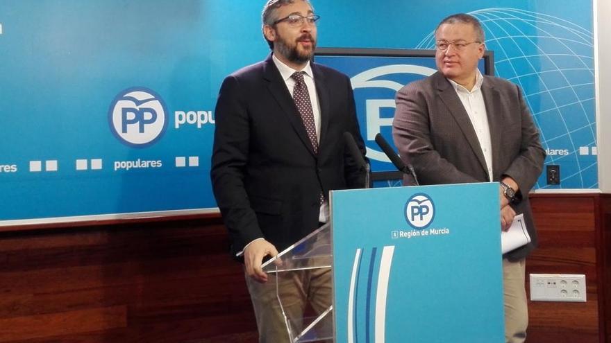 El portavoz del PPRM, Víctor Martínez (der.) junto a Francisco Bernabé