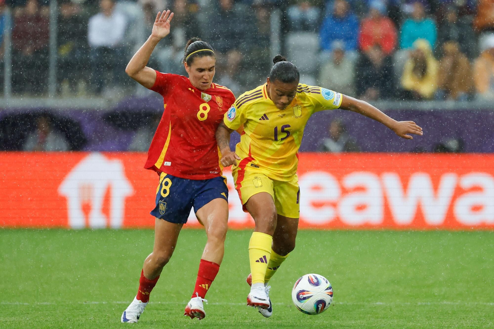 THUN (SUIZA), 07/07/2025.- La jugadora de la selección de Bélgica Mariam Toloba, y la jugadora de la selección de España María Caldentey, durante el partido de la segunda jornada de la fase de grupos de la Eurocopa 2025 entre la selección de España y la selección de Bélgica, este lunes en el Stockhorn Arena en Thun, Suiza.-EFE/ Ana Escobar