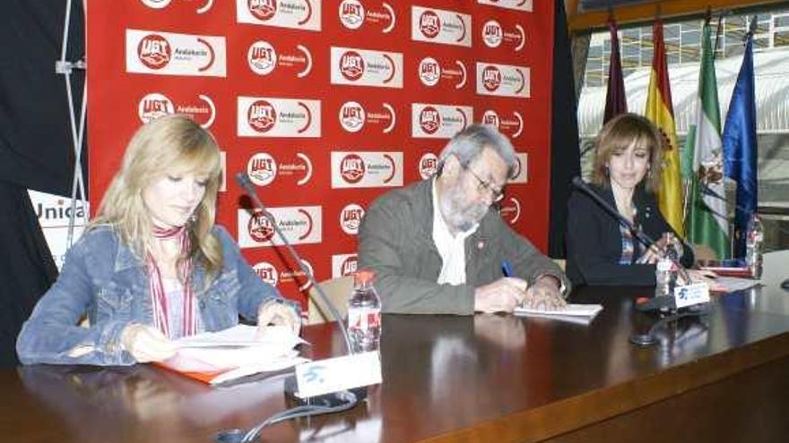 De izquierda a derecha, Carmen Castilla, Méndez y Auxiliadora Jiménez, ayer.