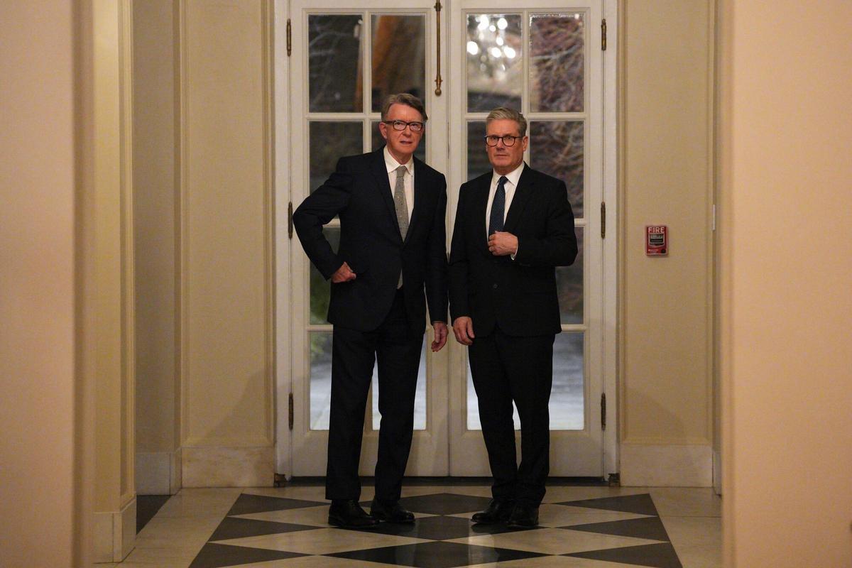 El primer ministro británico, Keir Starmer (derecha), y el entonces embajador del Reino Unido en Washington, Peter Mandelson , en la embajada el 27 de febrero del año pasado.
