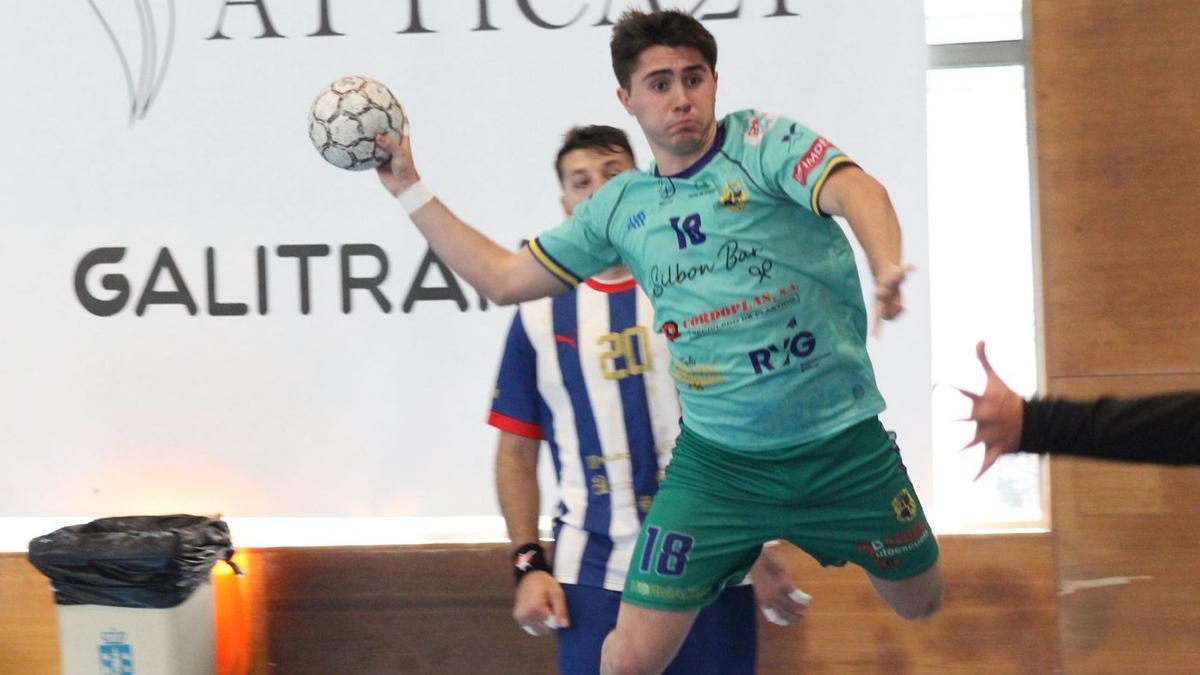 Álvaro Hernández realiza un lanzamiento.