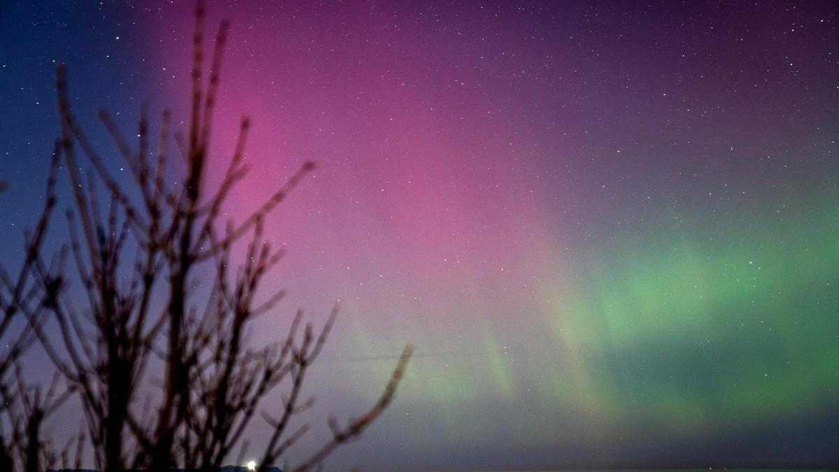 Aurora boreal en el cielo de  Hornbaek Strand, Dinamarca.
