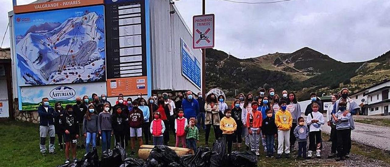 Los participantes en la jornada de ayer de Pajares en Verde.