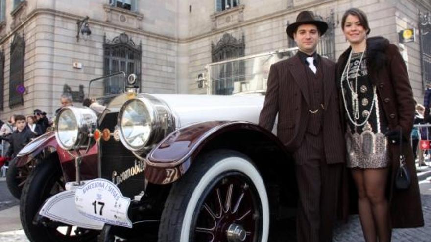 Abans del tret de sortida, tots els participants han exhibit els seus vehicles a la plaça Sant Jaume de Barcelona.