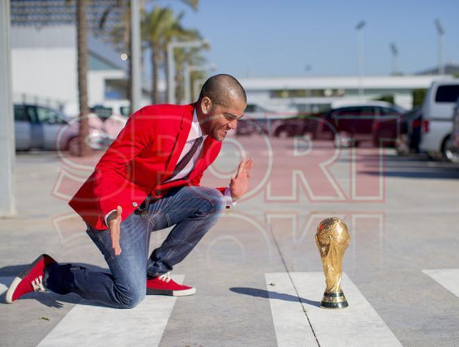 Así se lo pasó Dani Alves con la Copa del Mundo