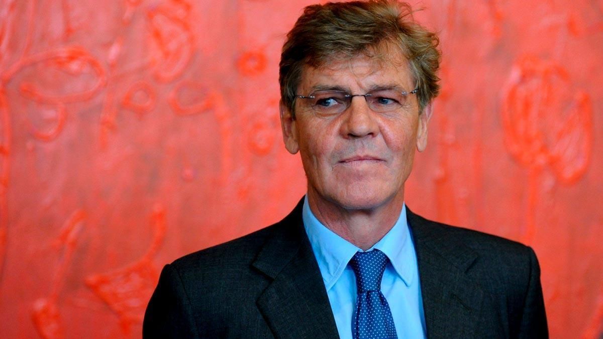 Mika lafuente nude. lanky beautiful female with long curly