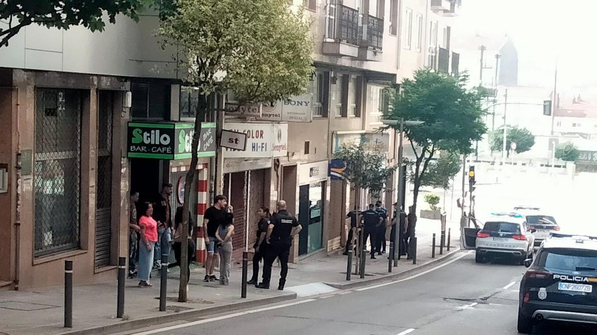 Efectivos de la Policía Nacional, este sábado, a las puertas del pub Stilo