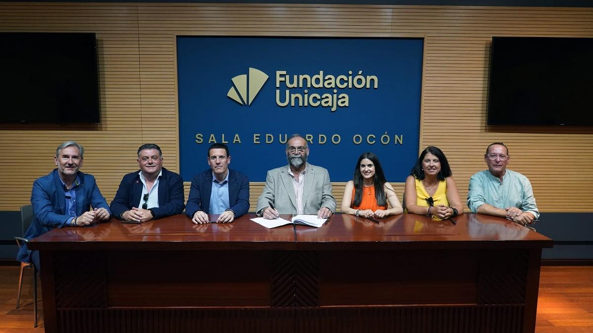 Los represetantes de la mesa negociadora, en una imagen facilitada por UGT.