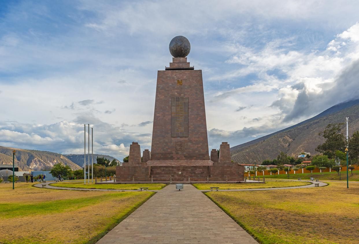 El Monumento Ecuatorial, en la Ciudad Mitad del Mundo, señala la latitud 0