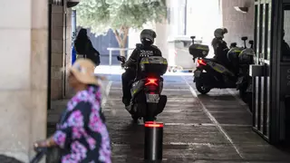 Detenido un conductor sin carné que lanzó droga por la ventana al ser sorprendido por la policía en Barcelona