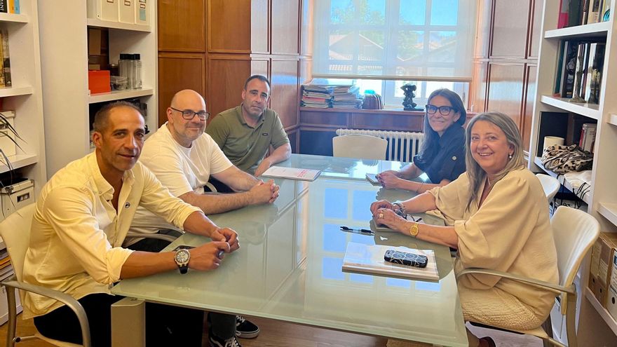 Las concejalas no adscritas Mila Castro y Mercedes Rosón durante la reunión con representantes de la Federación de Trabajadores de Seguridad Privada del sindicato USO.