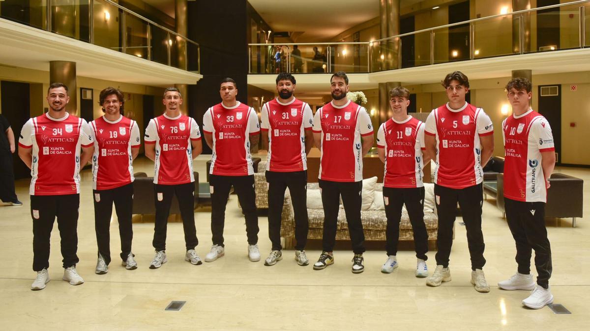 Los fichajes del OAR posan en el hotel Attica 21 en el acto de presentación de la temporada.
