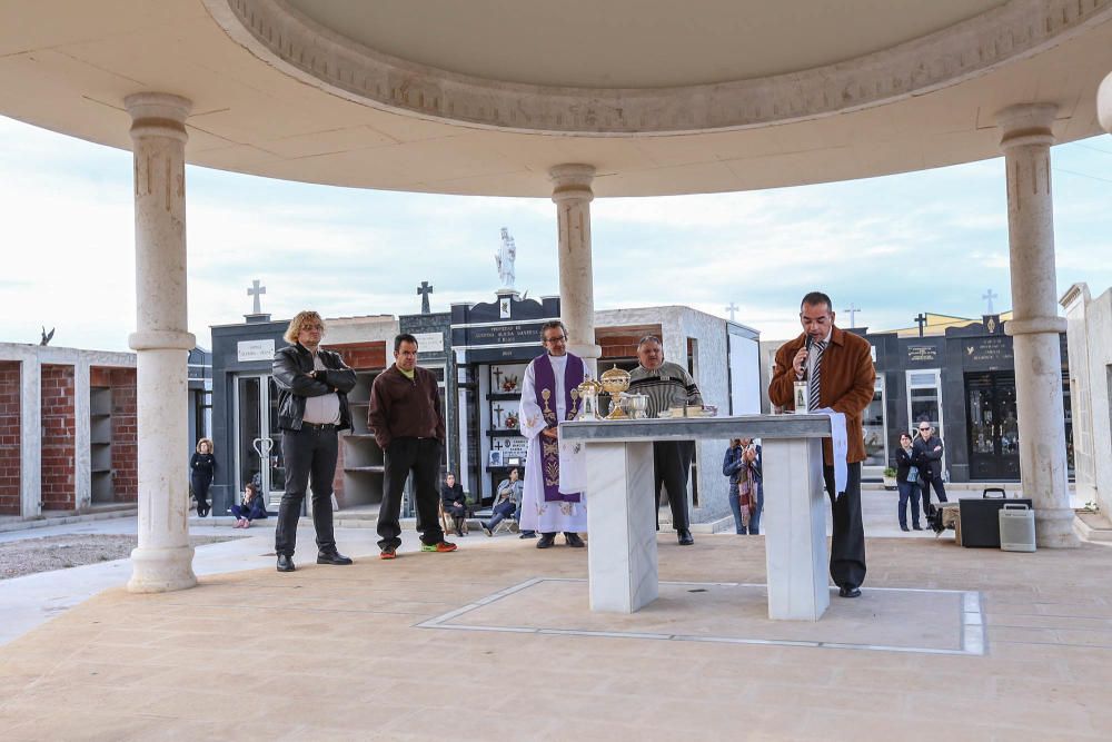 Un amplio número de vecinos se sumó a la celebración de los 200 años del cementerio de Cox.