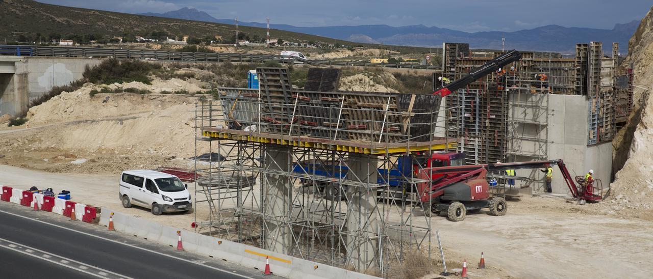 La remodelación del acceso viario al aeropuerto de Alicante-Elche es una de las últimas obras públicas realizadas en la provincia