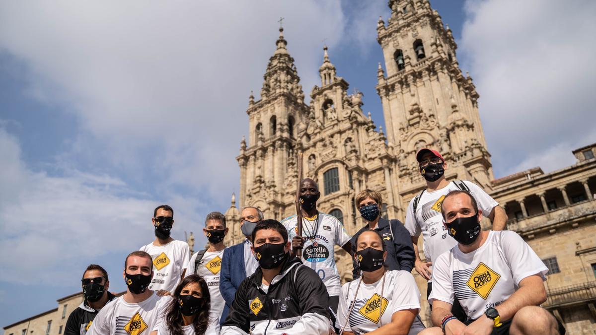 Craig Hodges posa con miembros del Obradoiro en Santiago.