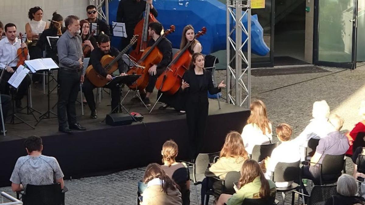 La Orquesta Sinfónica de Siero, en uno de sus conciertos, ofrecido en una plaza pública en Polonia. | OCAS