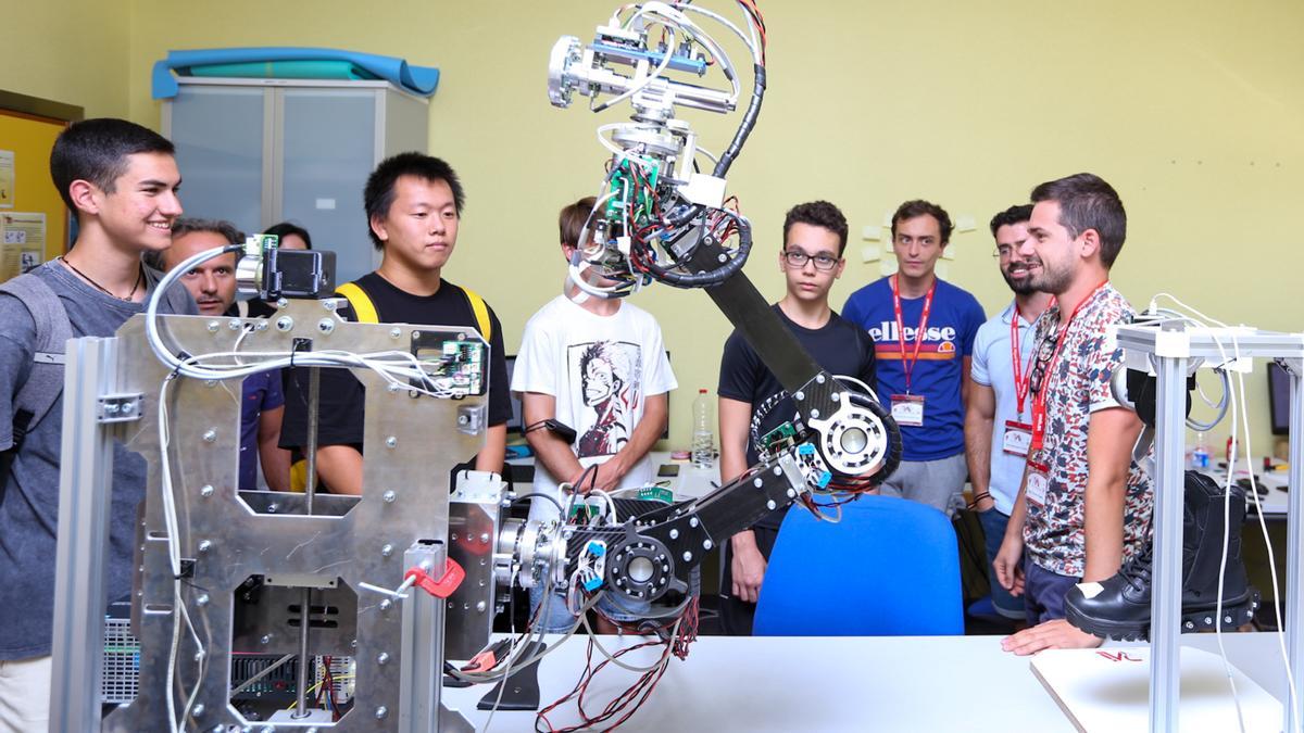 Estudiantes en un taller de la UMH de Elche