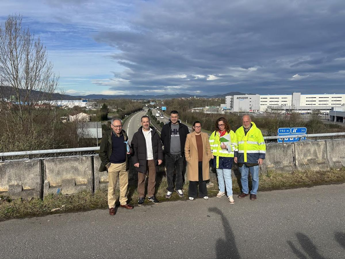 Por la izquierda,  el técnico Juan Carlos Álvarez , Ángel García, el concejal Javier Rodríguez, la técnico Leire Gabilondo e Isabel Fernández y Manuel Fernández, de la empresa adjudicataria, ayer, en el viaducto.