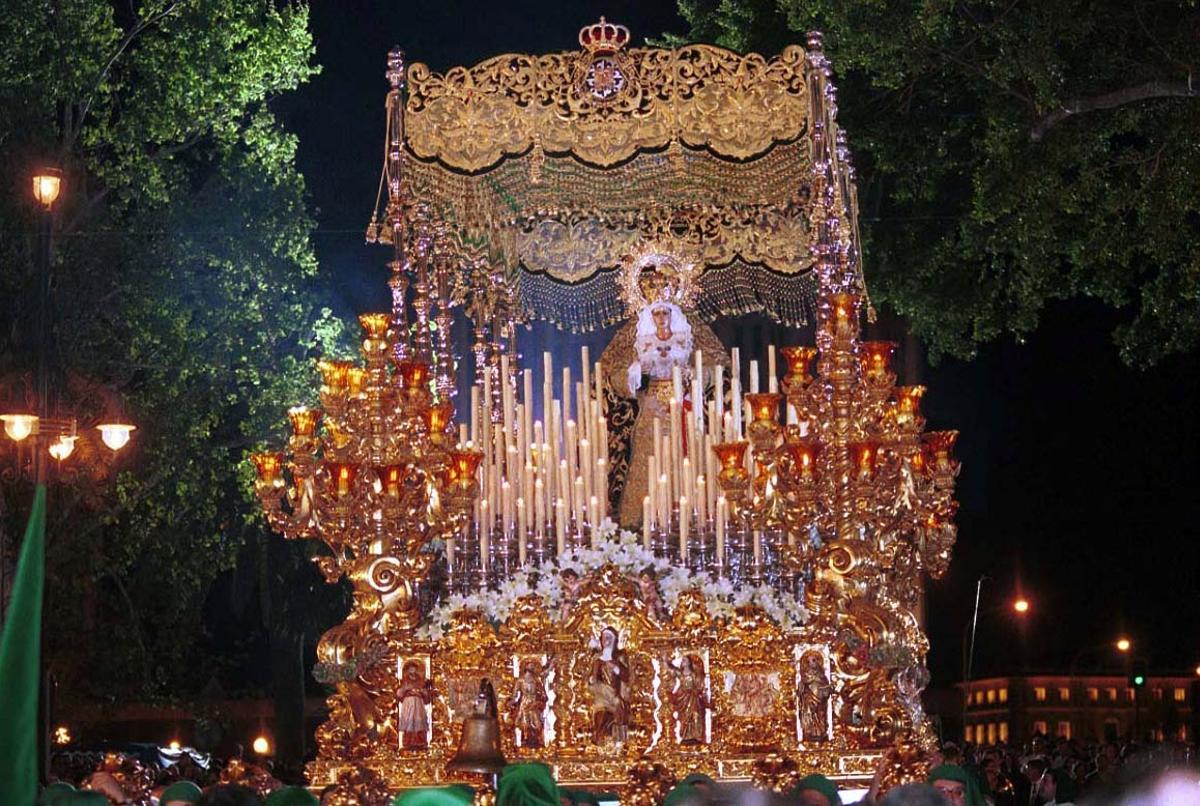 El trono de la Virgen de la Esperanza, por la Alameda, en la Semana Santa de 2001.