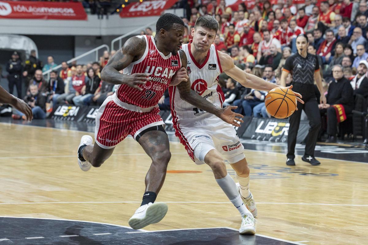 Joaquín Rodríguez avanza con el balón ante la defensa de Ennis en Murcia