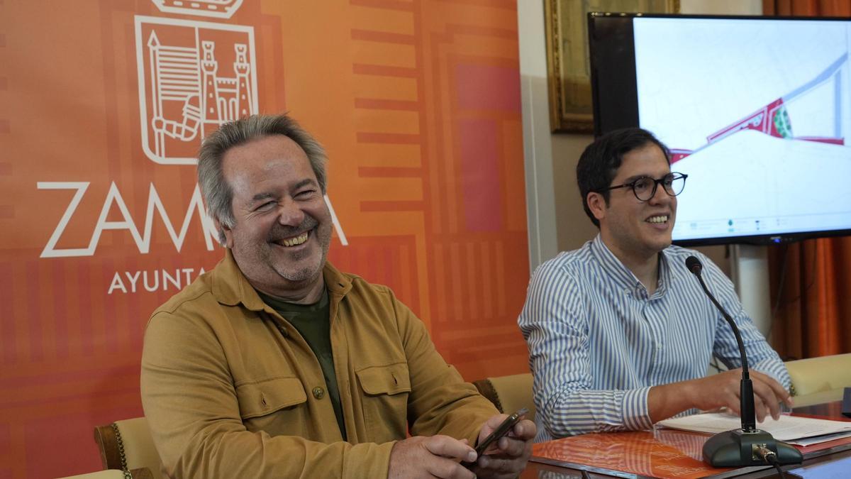 El alcalde de IU en Zamora, Francisco Gaurido, y el concejal de Medio Ambiente, Pablo Novo, presentan el nuevo párking.
