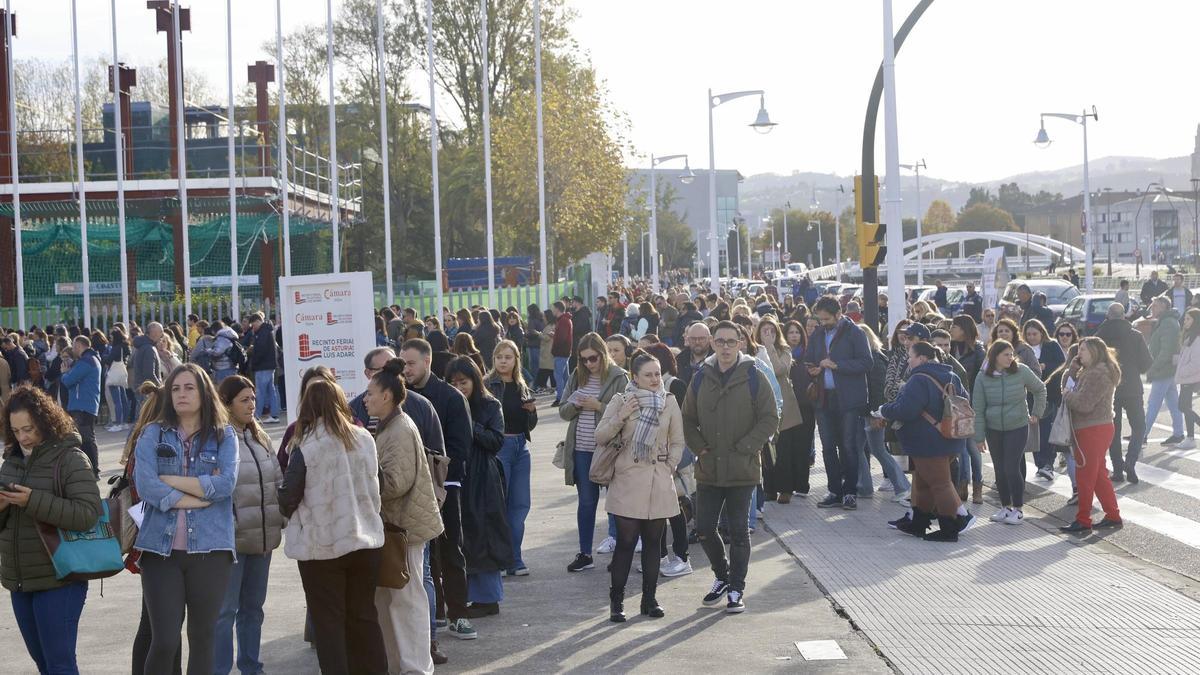La prueba más multitudinaria para obtener una plaza en la sanidad asturiana llena de aspirantes el recinto de la Feria de Muestras