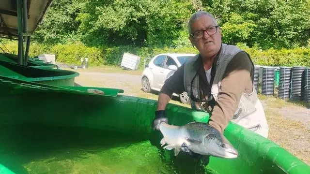 Miguel Corral, el pescador del campanu del Narcea se va a gastar los 9.000 euros de la donación "en juergas"