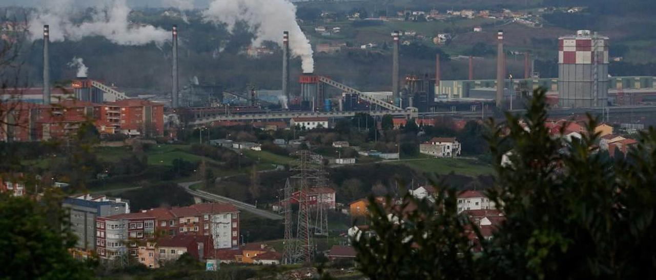 Las instalaciones de baterías de coque, vistas desde Valliniello.