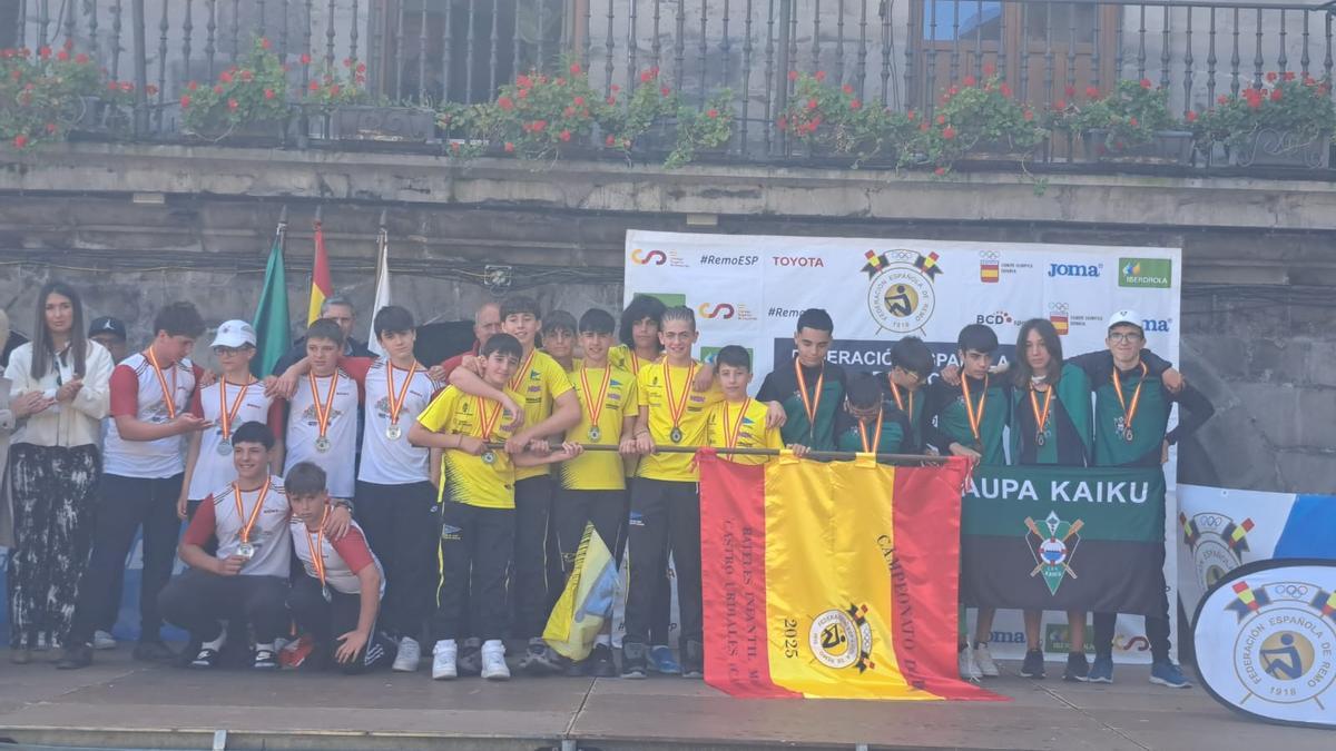 La fiesta del remo de O Morrazo en el Campeonato de España de bateles en Castro Urdiales
