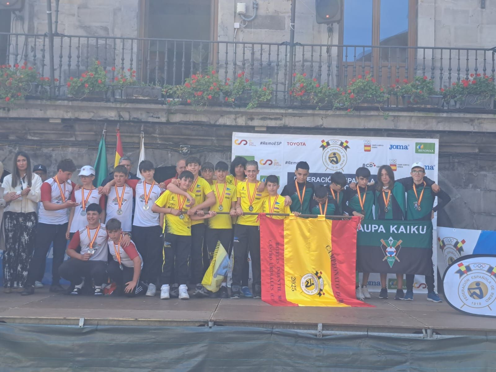 La fiesta del remo de O Morrazo en el Campeonato de España de bateles en Castro Urdiales