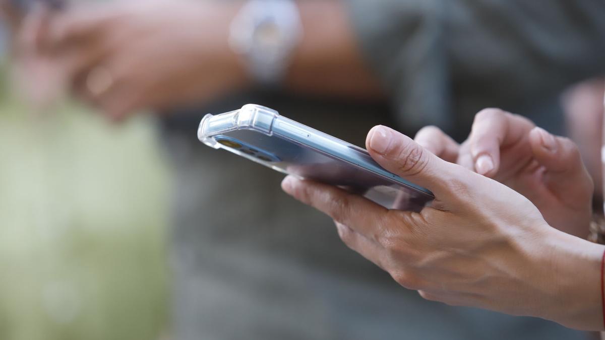 Una persona utiliza un teléfono móvil.