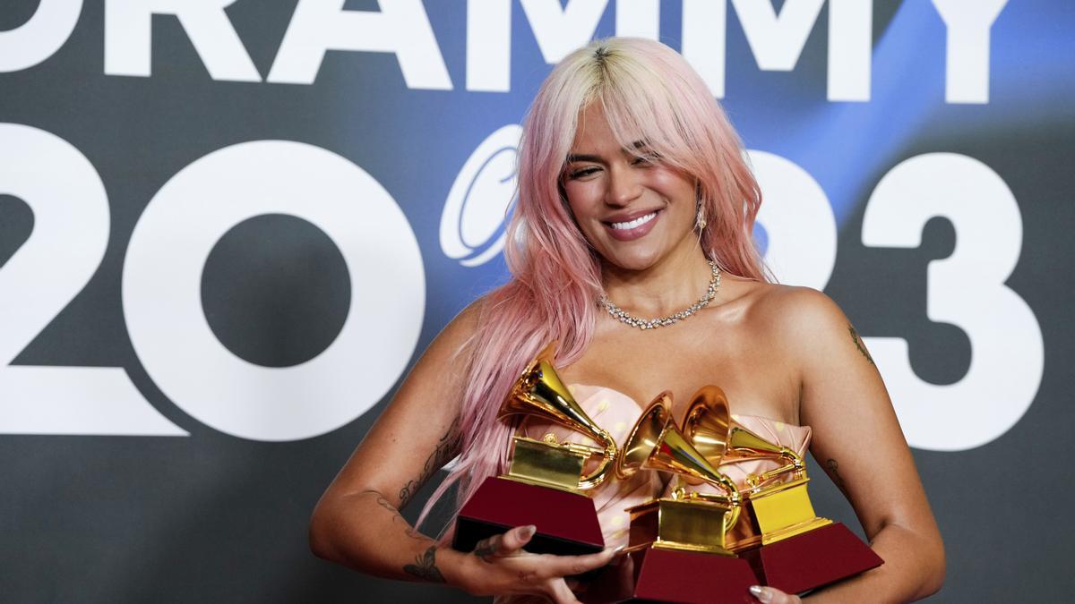 Karol G con sus premios Grammys en la gala de noviembre de 2023 en Sevilla, España