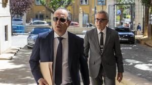 Carlos Baño, acompañado por Jesús Navarro, el día que se presentó como una víctima ante la comisión de investigación de la Diputación de Alicante