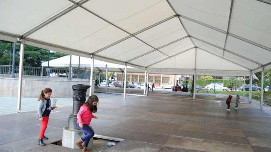 La carpa ya colocada en el parque Cuno Corquera de Posada de Llanera.