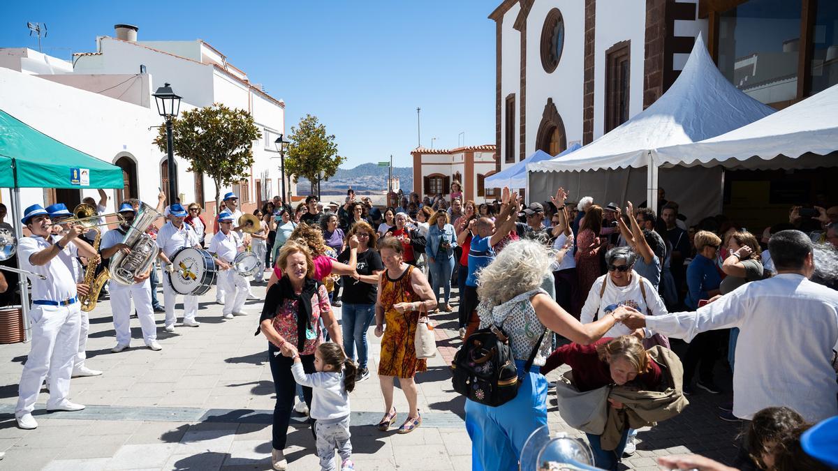 Baile con la Banda de Agaete en Artenara para celebrar el tercer aniversario de la declaración de Risco Caído como Patrimonio Mundial.