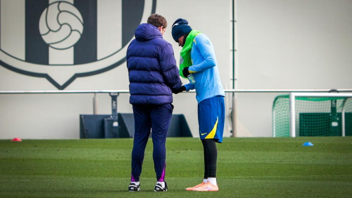 Con mallas, con guantes y con gorro… pero Lamine Yamal ¡entrena a 24 horas del derby en Cornellà!